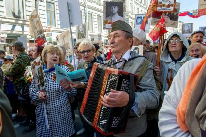 Санкт-Петербург. Участники акции памяти `Бессмертный полк` во время шествия в День Победы.