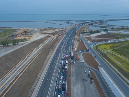 Тамань. Автомобилисты перед открытием движения по автодорожной части Крымского моста через Керченский пролив.