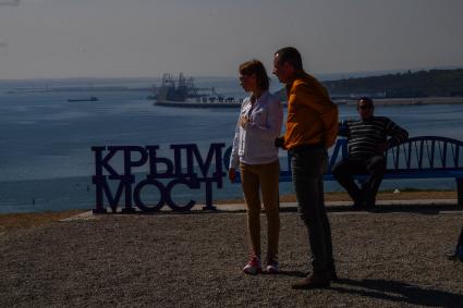 Республика Крым, Керчь. Туристы на фоне  Крымского моста через Керченский пролив.