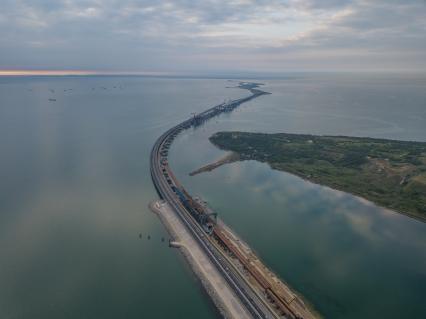 Республика Крым, Керчь. Открытие движения по автодорожной части Крымского моста через Керченский пролив.