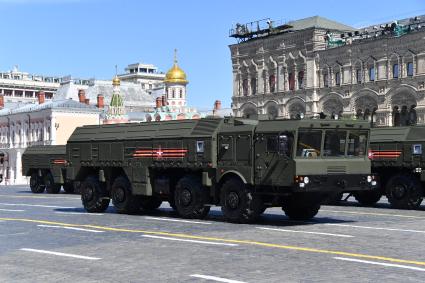 Москва. Ракетные комплексы `Искандер-М` на Красной площади во время военного парада, посвященного 73-й годовщине Победы в Великой Отечественной войне.