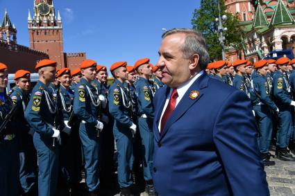 Москва. Исполняющий обязанности главы МЧС РФ Владимир Пучков и курсанты Академии гражданской защиты МЧС на Красной площади после военного парада, посвященного 73-й годовщине Победы в Великой Отечественной войне.