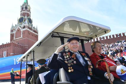 Москва.  Ветераны после военного парада, посвященного 73-й годовщине Победы в Великой Отечественной войне, на Красной площади.