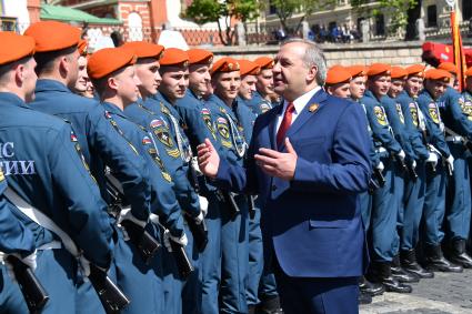 Москва. Исполняющий обязанности главы МЧС РФ Владимир Пучков и курсанты Академии гражданской защиты МЧС на Красной площади после военного парада, посвященного 73-й годовщине Победы в Великой Отечественной войне.
