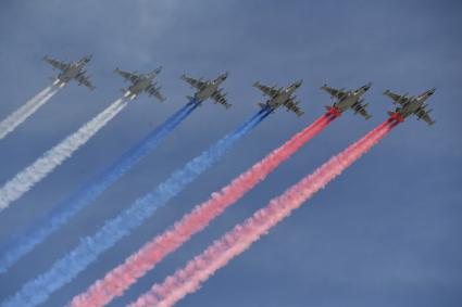Москва. Штурмовики Су-25 на Красной площади во время военного парада, посвященного 73-й годовщине Победы в Великой Отечественной войне.