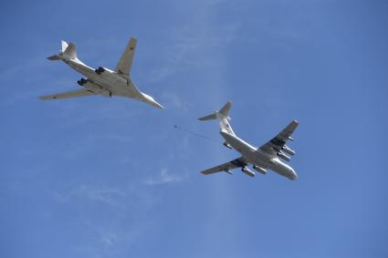 Москва. Стратегический ракетоносец Ту-160 `Валерий Чкалов` (RF-94110) и самолет-заправщик Ил-78М (RF-94290) (слева направо) на Красной площади во время военного парада, посвященного 73-й годовщине Победы в Великой Отечественной войне.