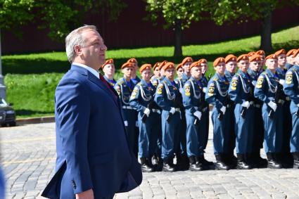 Москва.  Исполняющий обязанности главы МЧС РФ Владимир Пучков  и курсанты Академии гражданской защиты МЧС  на Красной площади после военного парада, посвященного 73-й годовщине Победы в Великой Отечественной войне.