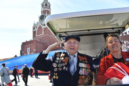 Москва.  Ветераны после военного парада, посвященного 73-й годовщине Победы в Великой Отечественной войне, на Красной площади.