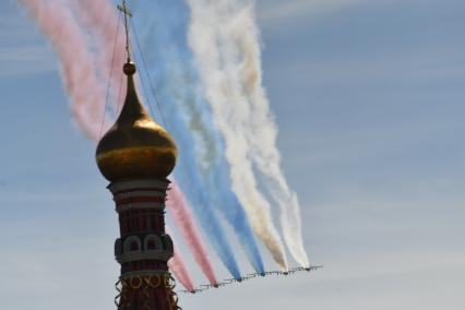 Москва.  Многоцелевые истребители Су-30СМ пилотажной группы `Русские Витязи` и МиГ-29 пилотажной группы `Стрижи` на Красной площади во время военного парада, посвященного 73-й годовщине Победы в Великой Отечественной войне.