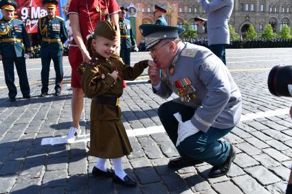 Москва. Заместитель министра обороны РФ Руслан Цаликов на Красной площади перед началом военного парада, посвященного 73-й годовщине Победы в Великой Отечественной войне.