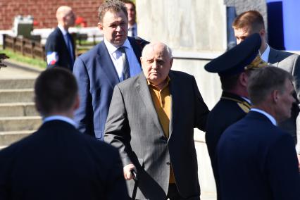 Москва. Бывший президент СССР Михаил Горбачев (в центре) на Красной площади перед началом военного парада, посвященного 73-й годовщине Победы в Великой Отечественной войне.