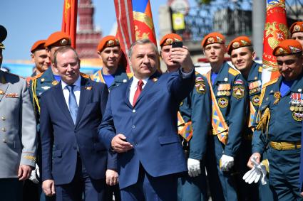 Москва. Исполняющий обязанности главы МЧС РФ Владимир Пучков (в центре) и курсанты Академии гражданской защиты МЧС на Красной площади после военного парада, посвященного 73-й годовщине Победы в Великой Отечественной войне.