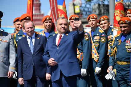 Москва.  Исполняющий обязанности главы МЧС РФ Владимир Пучков (в центре) и курсанты Академии гражданской защиты МЧС  на Красной площади после военного парада, посвященного 73-й годовщине Победы в Великой Отечественной войне.