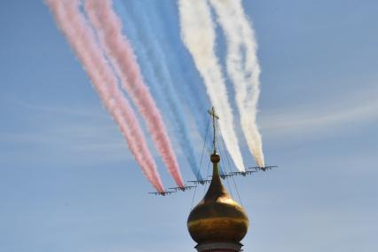 Москва.  Многоцелевые истребители Су-30СМ пилотажной группы `Русские Витязи` и МиГ-29 пилотажной группы `Стрижи` на Красной площади во время военного парада, посвященного 73-й годовщине Победы в Великой Отечественной войне.