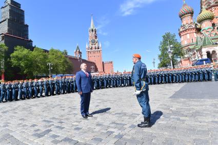 Москва. Исполняющий обязанности главы МЧС РФ Владимир Пучков и курсанты Академии гражданской защиты МЧС на Васильевском спуске после военного парада, посвященного 73-й годовщине Победы в Великой Отечественной войне.