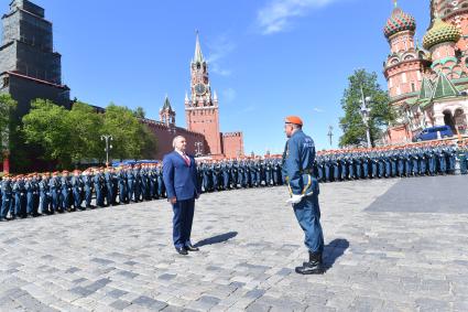 Москва.  Исполняющий обязанности главы МЧС РФ Владимир Пучков  и курсанты Академии гражданской защиты МЧС   на Васильевском спуске после военного парада, посвященного 73-й годовщине Победы в Великой Отечественной войне.