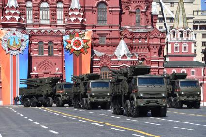 Москва. Зенитные ракетно-пушечные комплексы `Панцирь-С` на Красной площади во время военного парада, посвященного 73-й годовщине Победы в Великой Отечественной войне.