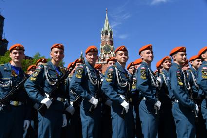 Москва.  Курсанты Академии гражданской защиты МЧС на Васильевском спуске  после военного парада, посвященного 73-й годовщине Победы в Великой Отечественной войне.