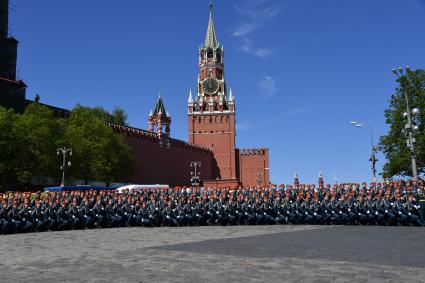 Москва.  Курсанты Академии гражданской защиты МЧС на Васильевском спуске  после военного парада, посвященного 73-й годовщине Победы в Великой Отечественной войне.