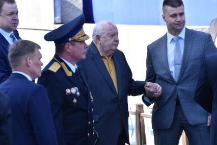 Москва.  Бывший президент СССР Михаил Горбачев (второй справа) на Красной площади перед началом военного парада, посвященного 73-й годовщине Победы в Великой Отечественной войне.