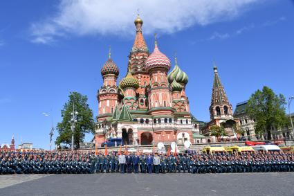 Москва.  Курсанты Академии гражданской защиты МЧС на Васильевском спуске  после военного парада, посвященного 73-й годовщине Победы в Великой Отечественной войне.