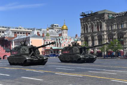 Москва. Самоходные гаубицы `Мста-С` на Красной площади во время военного парада, посвященного 73-й годовщине Победы в Великой Отечественной войне.