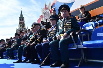 Москва. Ветераны на Красной площади перед началом военного парада, посвященного 73-й годовщине Победы в Великой Отечественной войне.