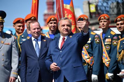Москва. Исполняющий обязанности главы МЧС РФ Владимир Пучков (в центре) и курсанты Академии гражданской защиты МЧС на Красной площади после военного парада, посвященного 73-й годовщине Победы в Великой Отечественной войне.