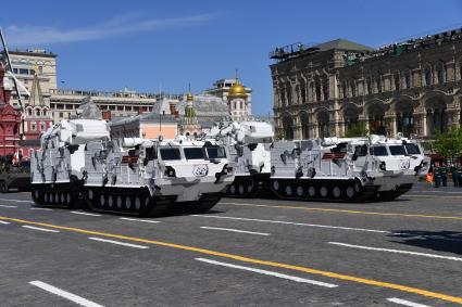 Москва.  Арктические зенитные ракетные комплексы `Тор-М2ДТ` на базе вездеходов ДТ-30 на Красной площади во время военного парада, посвященного 73-й годовщине Победы в Великой Отечественной войне.