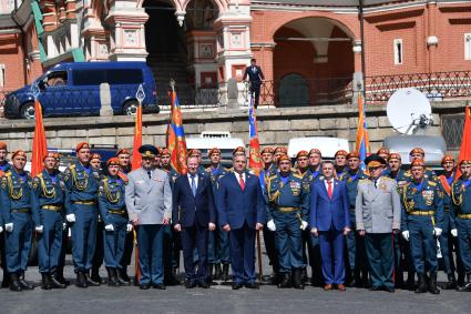 Москва.  Исполняющий обязанности главы МЧС РФ Владимир Пучков (в центре) и курсанты Академии гражданской защиты МЧС  на Красной площади после военного парада, посвященного 73-й годовщине Победы в Великой Отечественной войне.