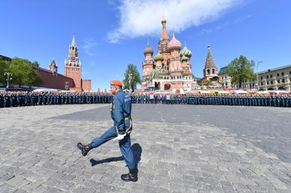 Москва. Курсанты Академии гражданской защиты МЧС на Васильевском спуске после военного парада, посвященного 73-й годовщине Победы в Великой Отечественной войне.
