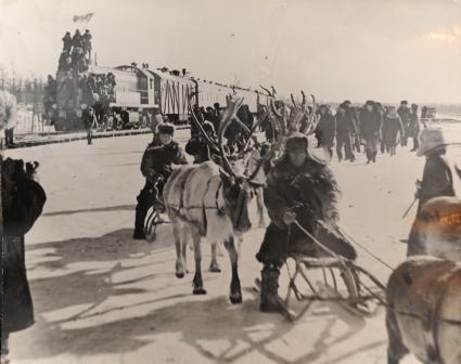 Москва. Фотографии из личного архива одного из руководителей агитпоезда `Комсомольская правда` Веры Лукошиной. Репродукция Ивана Вислова.