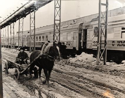 Москва. Фотографии из личного архива одного из руководителей агитпоезда `Комсомольская правда` Веры Лукошиной. Репродукция Ивана Вислова.