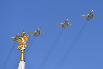 Москва.  Фронтовые бомбардировщики Су-24М  на Красной площади во время военного парада, посвященного 73-й годовщине Победы в Великой Отечественной войне.