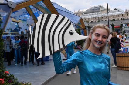 Москва. Аниматоры во время фестиваля `Рыбная неделя`.