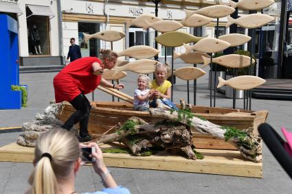 Москва. Посетители фотографируются  во время фестиваля `Рыбная неделя`.