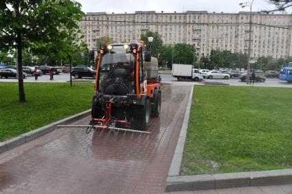 Москва. Поливомоечная машина  на улице города.