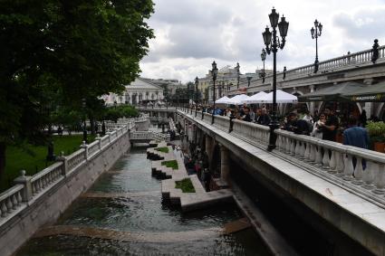 Москва. Посетители в уличном кафе на Манежной улице.