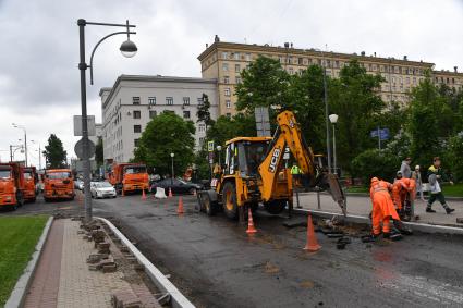 Москва. Дорожные рабочие укладывают новый асфальт.