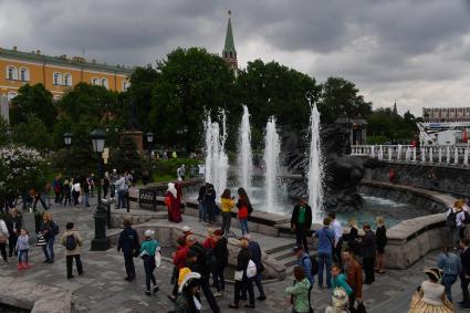 Москва. Горожане и туристы у фонтана `Времена года` на Манежной улице.