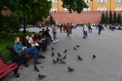 Москва. Отдыхающие и туристы в Александровском саду.