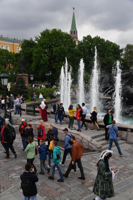 Москва. Горожане и туристы у фонтана `Времена года` на Манежной улице.