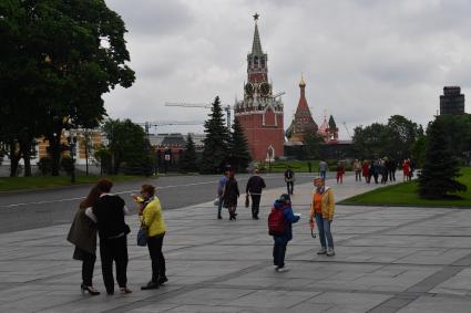 Москва.  Вид на Спасскую башню  и купола храма Василия Блаженного.