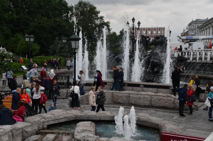 Москва. Горожане и туристы у фонтана `Времена года` на Манежной улице.