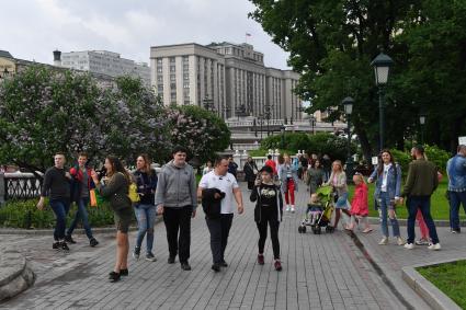 Москва. Отдыхающие и туристы в Александровском саду.