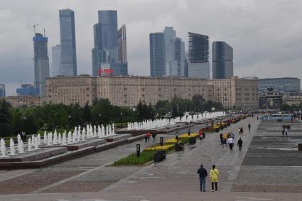 Москва. Фонтаны парка Победы на Поклонной горе.