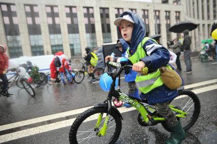 Москва. Участники традиционного Московского велопарада, проходящего в рамках Единого дня велопарадов в России на проспекте Академика Сахарова.