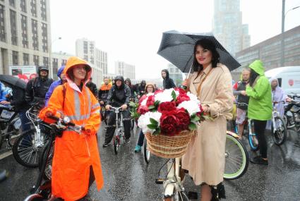 Москва. Участники традиционного Московского велопарада, проходящего в рамках Единого дня велопарадов в России на проспекте Академика Сахарова.