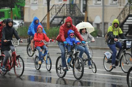 Москва. Участники традиционного Московского велопарада, проходящего в рамках Единого дня велопарадов в России  на Садовом кольце.