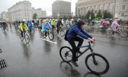 Москва. Участники традиционного Московского велопарада, проходящего в рамках Единого дня велопарадов в России  на Садовом кольце.